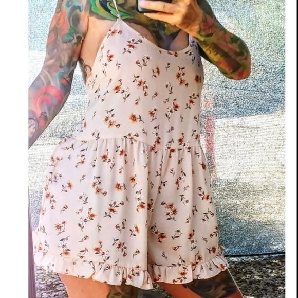 Backless Floral Romper - Picture 3 of 16